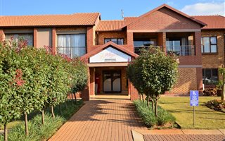 2 Bedroom Flat in Willow Park Manor
