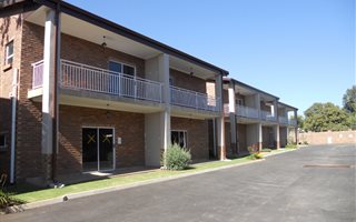 2 Bedroom Simplex in Brentwood