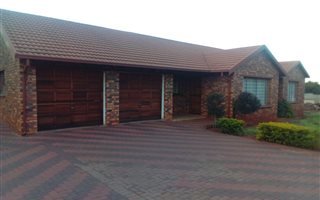 3 Bedroom House in Geelhoutpark
