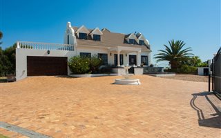 5 Bedroom House in Sir Lowrys and surrounds
