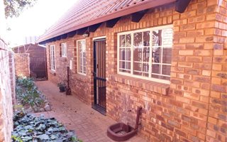 2 Bedroom Townhouse in Zwartkop