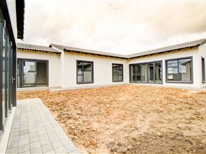 4 Bed House in Silver Lakes