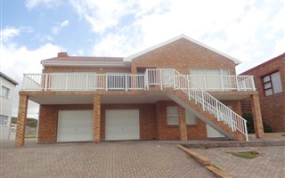 5 Bedroom House in Pearly Beach