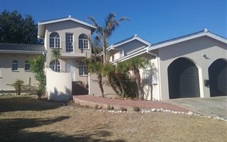 4 Bedroom House in Langerug