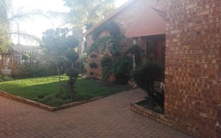 2 Bedroom Garden Cottage in Van Riebeeck Park