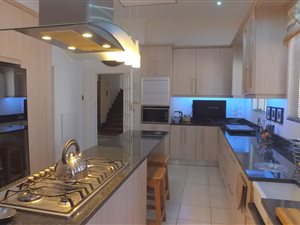 6 Bed House in Sunridge Park
