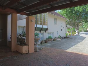 6 Bed House in Sunridge Park