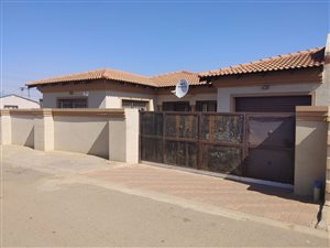 3 Bed House in Etwatwa