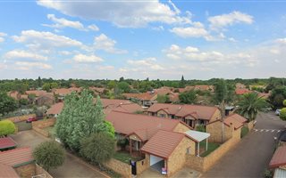 2 Bedroom Townhouse in Rooihuiskraal North