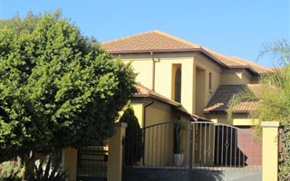 3 Bedroom House in Die Hoewes