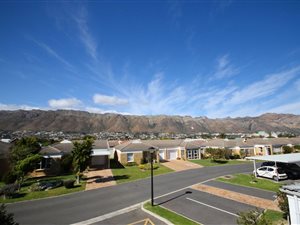 2 Bed Flat in Gordons Bay Central
