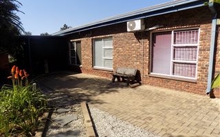 4 Bedroom House in Barry Hertzog Park