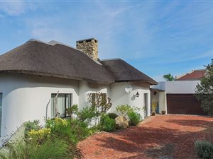 6 Bed House in Outeniqua Strand