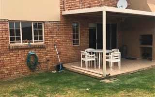 2 Bedroom Duplex in Die Hoewes
