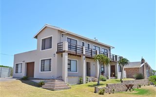 3 Bedroom House in Struisbaai