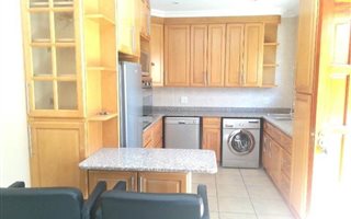2 Bedroom Garden Cottage in Kensington B