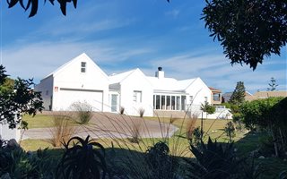5 Bedroom House in Struisbaai