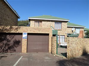 4 Bed Townhouse in Die Hoewes