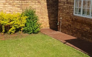 3 Bedroom Townhouse in Die Hoewes