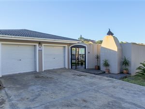 3 Bed House in Sunrise on Sea