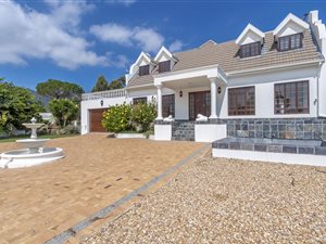 5 Bed House in Sir Lowrys Pass