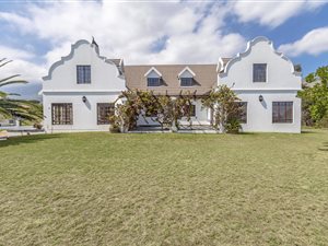 5 Bed House in Sir Lowrys Pass