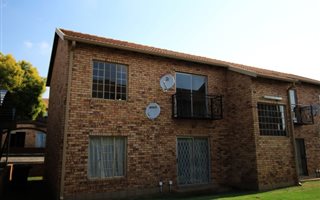 2 Bedroom Apartment in Weltevreden Park