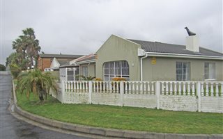 5 Bedroom House in Bloubergrant