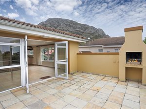 4 Bed House in Voelklip
