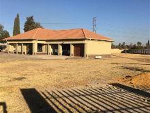 1922 m² Farm in Crystal Park