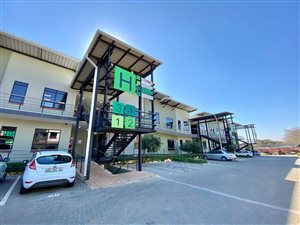 100 m² Commercial space in Die Wilgers