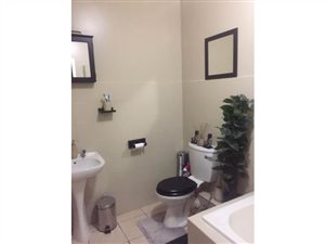 2 Bed Flat in Lombardy East