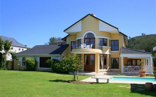 4 Bedroom House in Keurboomstrand