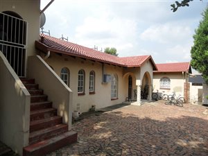 8 Bed House in Bramley Manor