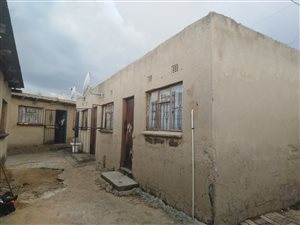 9 Bedroom House in Phomolong