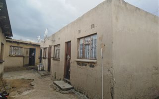 9 Bedroom House in Phomolong