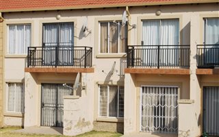 Bachelor apartment in Roodepoort Central