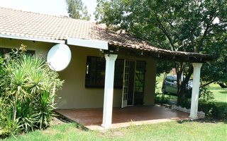 2 Bedroom Garden Cottage in President Park