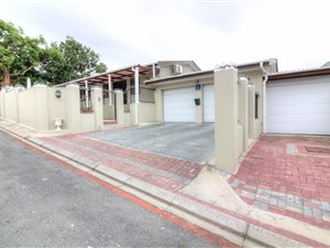 4 Bedroom House in Paarl Central West