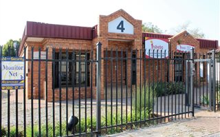 250 m² Commercial space in Rooihuiskraal
