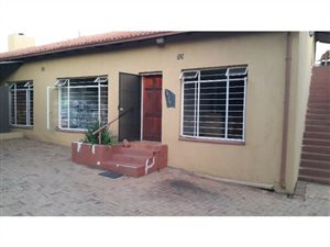 2 Bed Garden Cottage in Johannesburg North