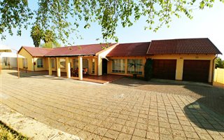 4 Bedroom House in Country View