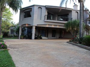 6 Bedroom House in Shere