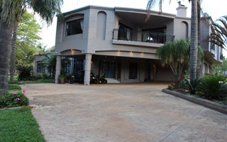 6 Bedroom House in Shere