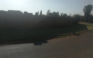 1102 m² Land available in Chantelle