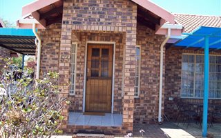 1 Bedroom Townhouse in Flora Park
