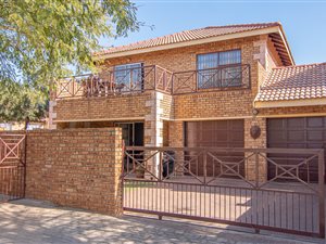 3 Bed Townhouse in Ruimsig
