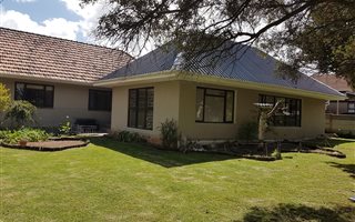3 Bedroom House in Blomtuin