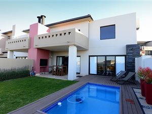 2 Bed House in Lombardy Estate