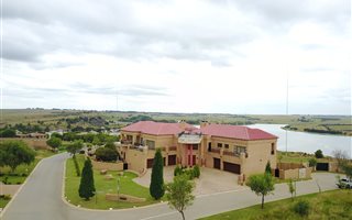 1380 m² Commercial space in Aqua Vista